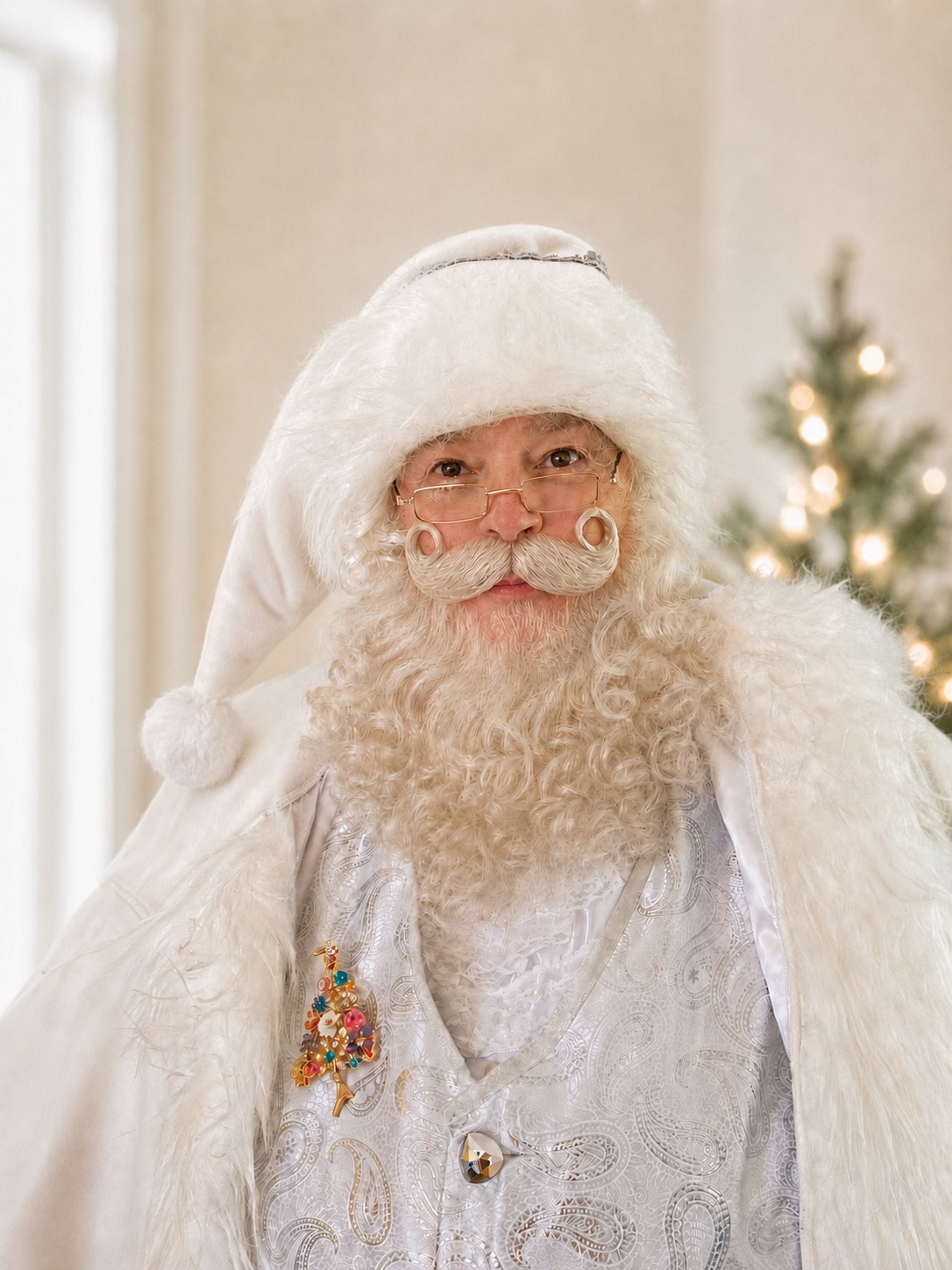 Le Père Noël Blanc en tenue de cérémonie